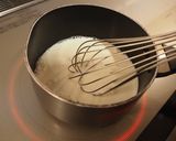 Foto del passaggio 1 della ricetta Panna cotta alla salsa di te matcha molto semplice
