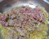 A picture of step 2 of Beetroot chicken momos.