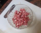 Foto del paso 1 de la receta: Tortilla de papas con cebolla, fuet y perejil picado