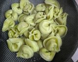 Gambar langkah 3 resipi Chicken Chilli Pesto Tortellini.