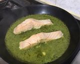 Une image de l'étape 8 de Pavés de saumon sauvage crème de fanes de radis, ail et curry.