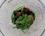 A picture of step 1 of Spinach and grape smoothie.