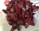 Une image de l'étape 1 de Salade de betteraves rouges marinées aux tomates et feta.