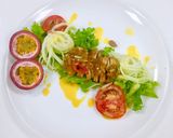 Hình bước làm 4 của món Gà áp chảo sốt chanh leo, kèm salad