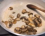 Foto del paso 3 de la receta: Salsa para pasta con champiñones y camarones en leche de coco