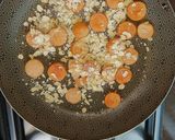 Foto del paso 2 de la receta: Huevos con salchicha y avena en hojuelas