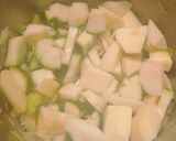 Foto del paso 2 de la receta Crema de calabacín con pera y manzana