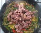 Foto del paso 2 de la receta: Fideos con carne zapallitos y verduras