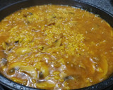 Foto del paso 3 de la receta: Paella de magro, champi y ajetes