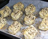 A picture of step 12 of Pineapple Pastry with Sesame Crust.