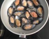 Foto del paso 2 de la receta: Mejillones en mojo de perejil