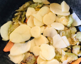 Foto del paso 3 de la receta: Patamuslos de pollo al tomillo con papas