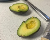 Foto del paso 1 de la receta: Tostada con aguacate, hummus y jamón York ¡muy de lunes!