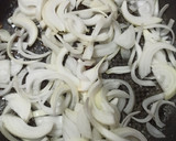 Foto del paso 2 de la receta: Sepia encebollada con almejas