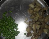 A picture of step 4 of Peas Mushroom Curry.