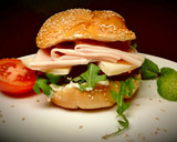 Foto del paso 9 de la receta: Sándwich de Pechuga de Pavo, Queso, Rúcula, Tomate y Mayonesa de Curry.