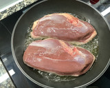 Foto del paso 2 de la receta: Magret de pato con salsa de frutos de rojos