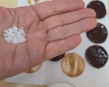 Foto del paso 6 de la receta: Galletitas de sésamo con baño de chocolate 85 % cacao y sal del Mediterráneo en escamas
