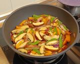 Foto del paso 4 de la receta: Langostinos salteados con shiitake y pimientos en salsa satay de yogurt