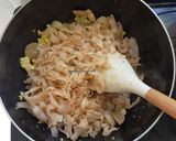 Foto langkah ke 5 dari resep Kwetiau Goreng Ayam pedas.