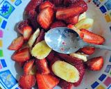 Foto del paso 3 de la receta Fresas con plátanos en salsa de yogurt y fedeos de chocolate