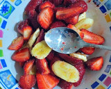 Foto del paso 3 de la receta: Fresas con plátanos en salsa de yogurt y fedeos de chocolate