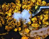 Foto langkah ke 3 dari resep Tumis telur, Sawi hijau dan kol.