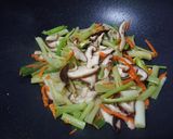 香菇炒芹菜的食譜步驟2照片