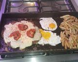 Foto del paso 5 de la receta: Hamburguesa picante a la chapa con papas y huevo frito