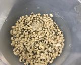 A picture of step 1 of Black Eye Beans Curry (without onion, garlic and tomato).