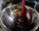 Foto del paso 1 de la receta: Bombones de chocolate negro y blanco rellenos de cookies y coco rallado receta casera
