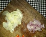 Foto langkah ke 1 dari resep Tumis Sawi Putih dengan Sosis dan Ayam.