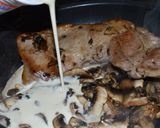 Foto del paso 3 de la receta: Solomillo de cerdo con portobello y crema