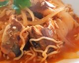 A picture of step 3 of Noodles in Canned Mackerel Tomato Sauce.