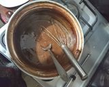 A picture of step 4 of Rio biscuit chocolate cake.