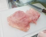 รูปขั้นตอนการทำที่ 1 ของ หมูชุบเกล็ดขนมปังทอด ราดซอสเขียวหวาน (ผงสำเร็จรูป)
