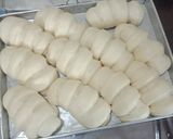 Foto langkah ke 3 dari resep Roti eggless isi selai nanas.