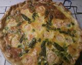 A picture of step 4 of Prawn and asparagus quiche.