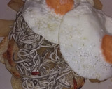 Foto del paso 6 de la receta: Huevos rotos con patatas y gulas del norte