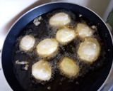 A picture of step 5 of Deep fried potatoes, deep fried beef and salad.