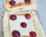Foto del paso 2 de la receta Cuadraditos de hojaldre rellenos de sobrasada con queso y uvas