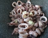 Foto del paso 3 de la receta: Salteado de arroz, calamares y salchichas