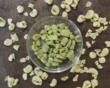 Foto del passaggio 8 della ricetta Cavatelli rigati e pesto di baccelli di fave con fave e piselli