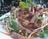 รูปขั้นตอนการทำที่ 3 ของ ยำหมูกรอบต้นอ่อนทานตะวัน 🌶️ 🥗 Crispy Pork Belly Spicy Salad