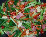 Foto langkah ke 5 dari resep Tumis Sawi Wortel Telur Sosis.