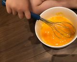 Hình bước làm 1 của món Chiên trứng với một cái đuôi