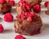 Foto del paso 3 de la receta: Bombones de dátil, anacardos y frambuesas