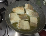 Foto del paso 2 de la receta: Bacalao al pil pil con salsa de pimientos del piquillo 🐟🐟