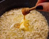 Foto del passaggio 2 della ricetta Risotto al rosmarino con miele allo zafferano