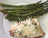 Foto del paso 5 de la receta: Salmón al ajo con limón y parmesano y espárragos